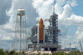El Discovery en la plataforma de lanzamiento 34B del Centro Espacial Kennedy. (Foto: NASA/KSC)