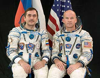 El comandante Pavel Vinogradov, a la izquierda, y el ingeniero de vuelo y oficial científico de la NASA Jeffrey Williams, miembros de la Expedición 13. (Foto: NASA)