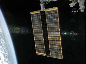Los nuevos paneles, con la Tierra al fondo. (Foto: AFP/NASA)