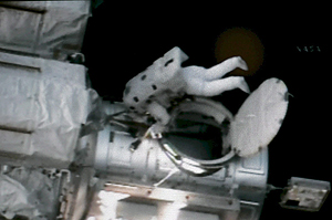 La astronauta Stefanyshyn-Piper, camino de su tercer paseo espacial. (Foto: EFE/NASA TV)